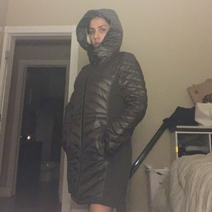 Andrew Marc winter coat very sleek size Medium